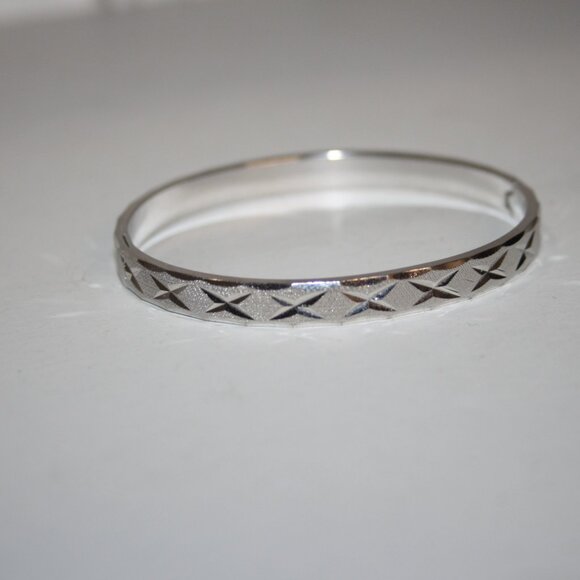 Beautiful vintage silver etched hinged bangle bracelet 2 3/8" wide - Picture 3 of 4